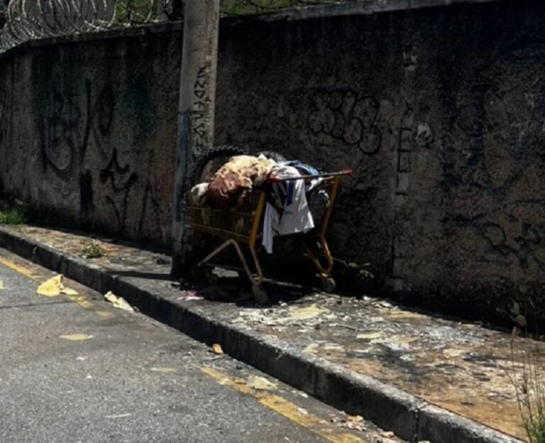 Homem é encontrado dentro de carrinho de supermercado no bairro Primeiro de Maio, em BH - Foto: Divulgação/Polícia Militar