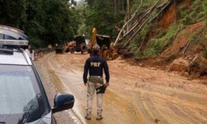 BR-262 tem mais dois pontos interditados por queda de barreira - Foto: Divulgação/PRF