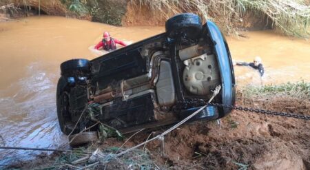 Mulher morre após carro ser arrastado por correnteza em Coronel Pacheco - Foto: Divulgação/CBMMG