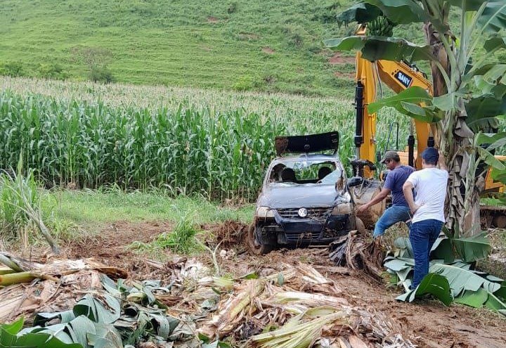 Mulher morre após carro ser arrastado por correnteza em Coronel Pacheco - Foto: Divulgação/CBMMG