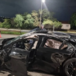 Carro de luxo fica destruído após capotar e deixar dois feridos na MG-010, em Vespasiano - Foto: Redes Sociais/ Reprodução