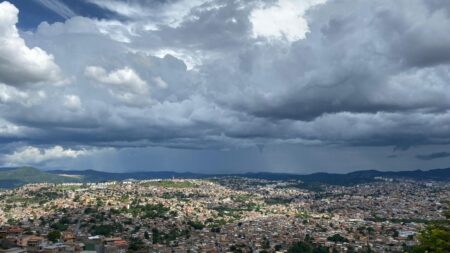 Defesa Civil reforça alerta de pancadas de chuva de 70 mm em BH - Foto: Por Dentro de Minas / Elberty Valadares