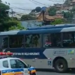 Acidente entre ônibus e moto deixa uma mulher ferida, na região do Barreiro - Foto: Reprodução/ Redes Sociais