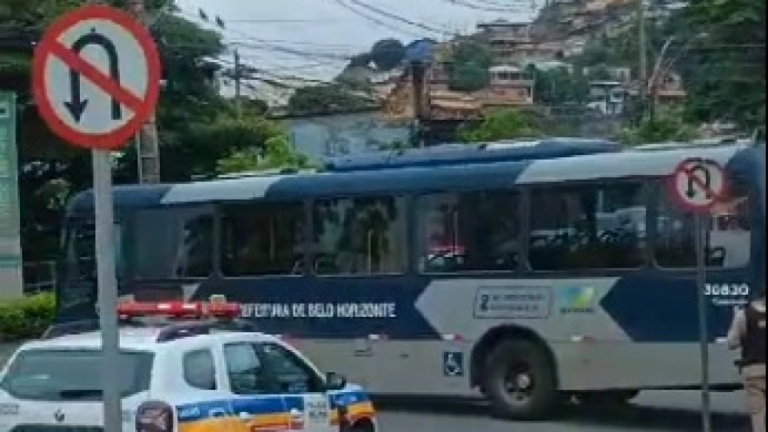 Acidente entre ônibus e moto deixa uma mulher ferida, na região do Barreiro - Foto: Reprodução/ Redes Sociais