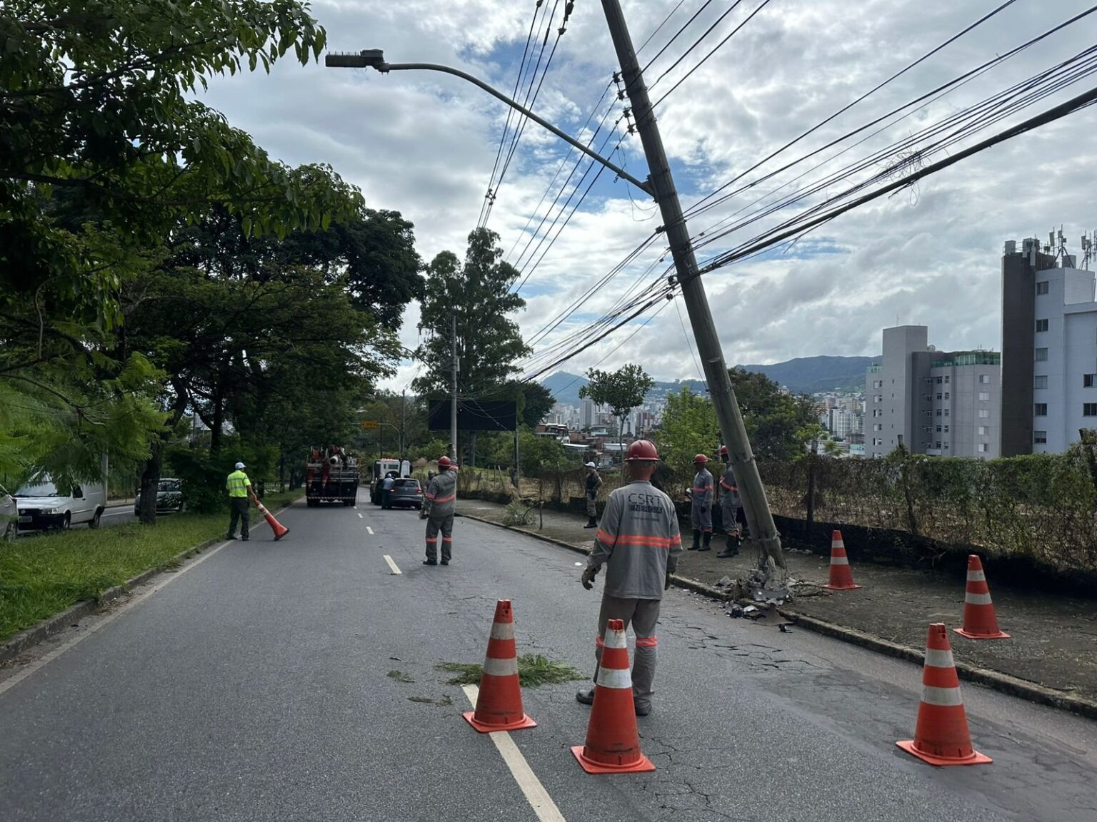 Acidente na Avenida Raja Gabaglia, em BH, deixa poste pendurado pelos fios - Foto: Divulgação/BHTrans