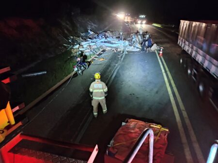 Três pessoas ficam feridas após acidente na BR-251, em Grão Mogol - Foto: Divulgação/CBMMG