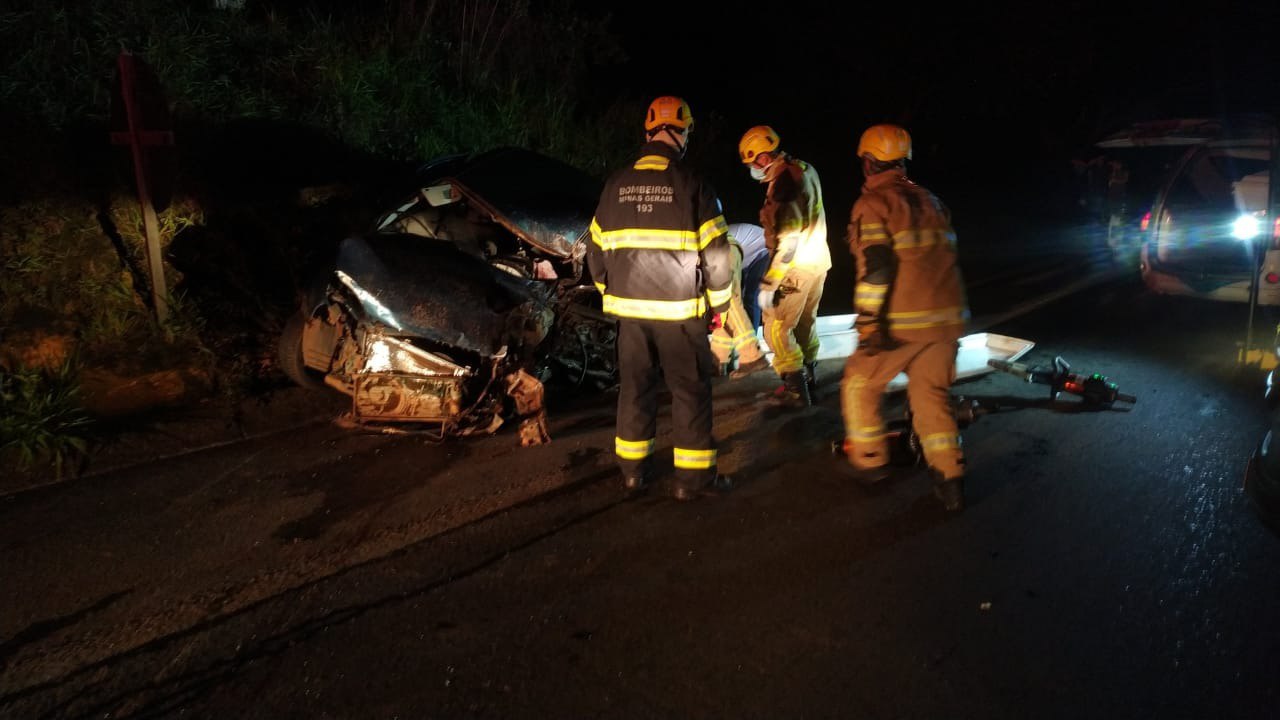 Acidente deixa dois mortos e 11 feridos na BR-365, em Montes Claros - Foto: Divulgação/Corpo de Bombeiros