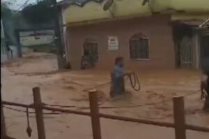 Moradores são resgatados com cordas por prefeito durante enchente em Dom Silvério - Foto: Reprodução/Redes Sociais