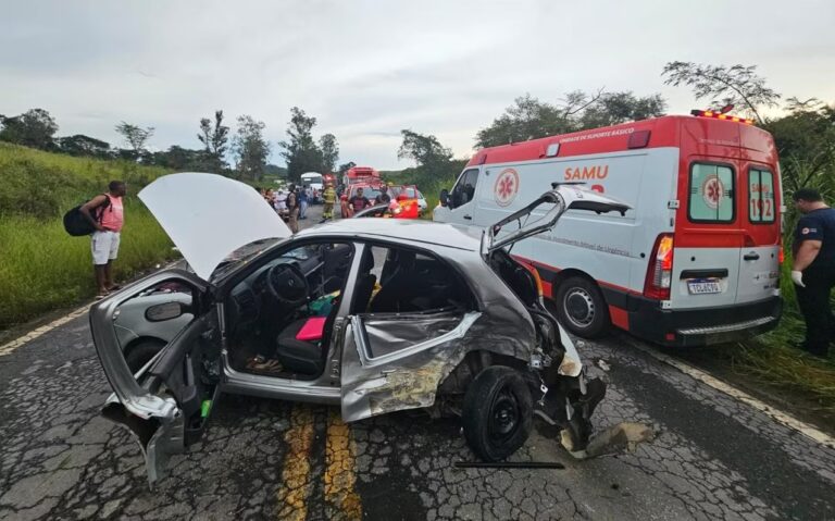 Criança morre e três pessoas ficam feridas após acidente na BR-267, na Zona da Mata (MG) - Foto: Divulgação/Corpo de Bombeiros