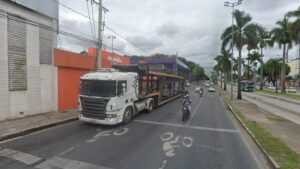 Motociclista morre atropelado após acidente com caminhão na Avenida Antônio Carlos, em BH - Foto: Reprodução/Google Street View