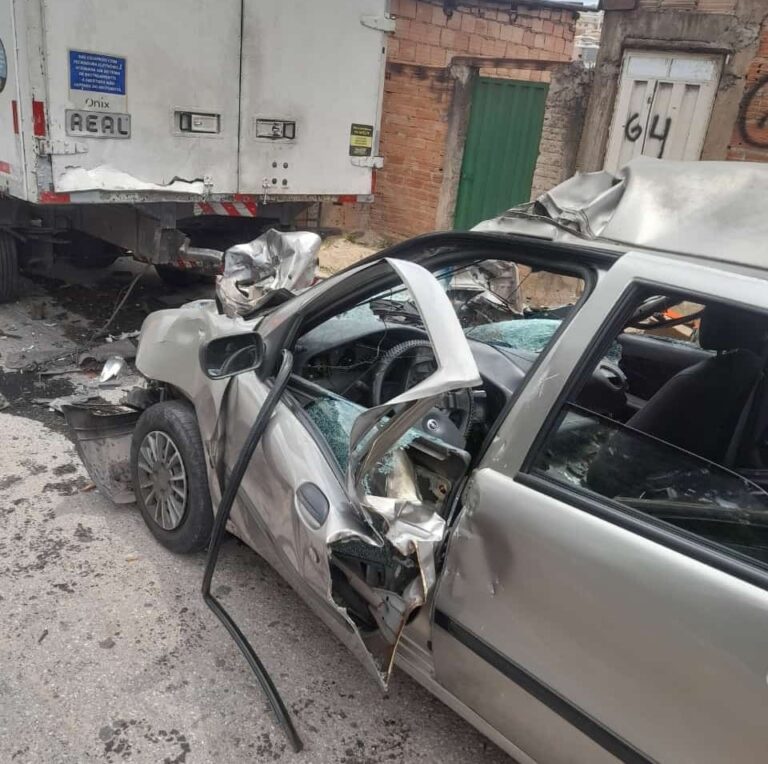 Carro atinge traseira de caminhão e deixa uma pessoa ferida na BR-040, em Contagem - Foto: Divulgação/CBMMG