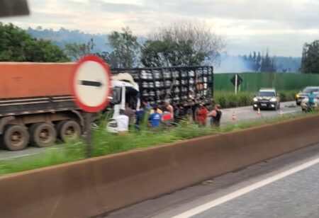 Acidente entre caminhão e carreta interdita trecho da BR-040, em Sete Lagoas - Foto: Reprodução/Redes Sociais