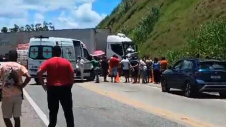 Acidente entre carro e carreta deixa três mortos na BR-116, em Governador Valadares - Foto: Reprodução/Redes Sociais