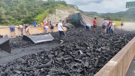 Carreta bate em mureta e fica pendurado em viaduto na BR-381, em Caeté - Foto: Divulgação/CBMMG