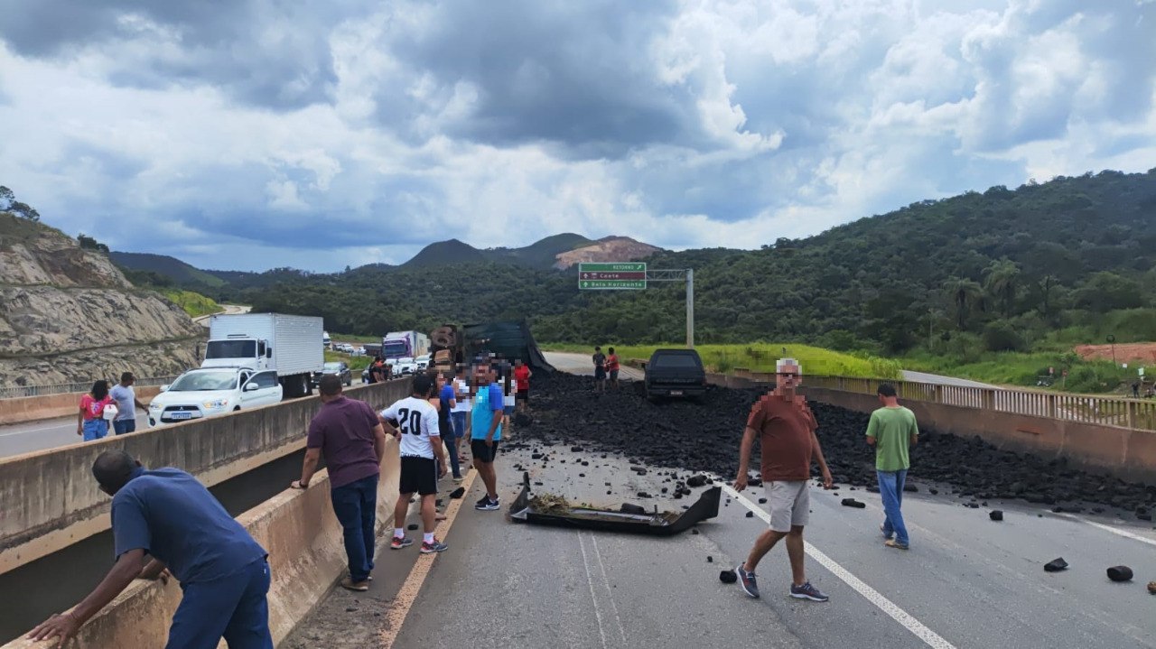 Carreta bate em mureta e fica pendurado em viaduto na BR-381, em Caeté - Foto: Divulgação/CBMMG