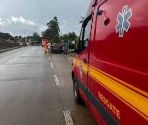 Capotamento de carro deixa vítima ferida na BR-381, em Nova União - Foto: Reprodução/Redes Sociais