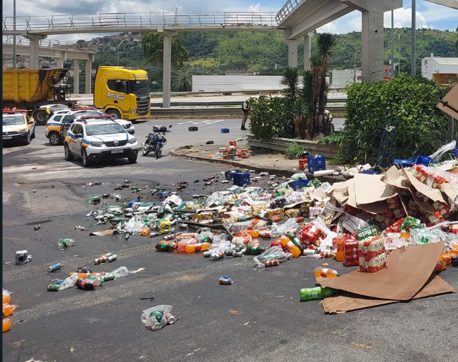 Caminhão atinge passarela e pedestre fica ferida próximo da MG-010, em BH - Foto: Divulgação/BHTrans