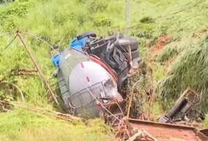 Caminhão da Gasmig desgovernado desce de ré e tomba no bairro Ouro Preto, em BH - Foto: Reprodução/TV Globo