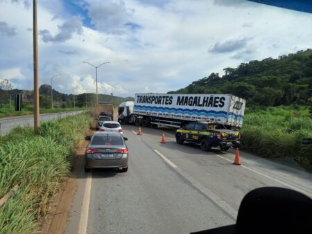 Motorista perde controle e acidente fecha parcialmente BR-040, em Esmeraldas - Foto: Reprodução/Redes Sociais