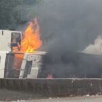 Motorista morre carbonizado após carreta tombar e pegar fogo na Rodovia Fernão Dias - Foto: Reprodução/Redes Sociais