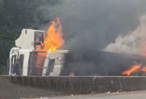 Motorista morre carbonizado após carreta tombar e pegar fogo na Rodovia Fernão Dias - Foto: Reprodução/Redes Sociais