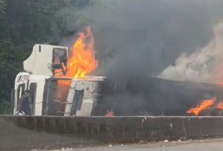 Motorista morre carbonizado após carreta tombar e pegar fogo na Rodovia Fernão Dias - Foto: Reprodução/Redes Sociais