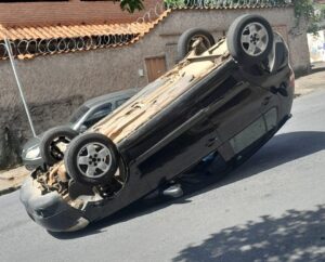 Motorista perde controle e capota carro no bairro Santa Inês, em BH - Foto: Divulgação/Corpo de Bombeiros