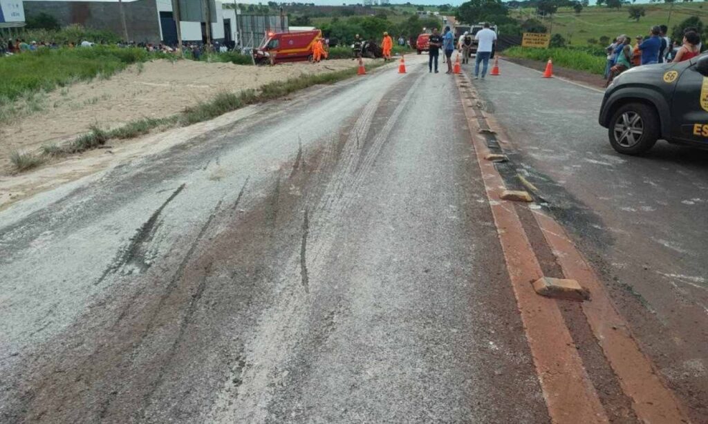 Acidente envolvendo caminhão-trator na MGC-497 deixa dois mortos - Foto: Divulgação/ PMRv