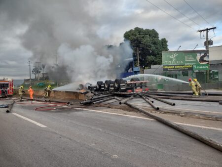 Carreta tomba, pega fogo e motorista morre carbonizado na Rodovia Fernão Dias - Foto: Divulgação/Corpo de Bombeiros