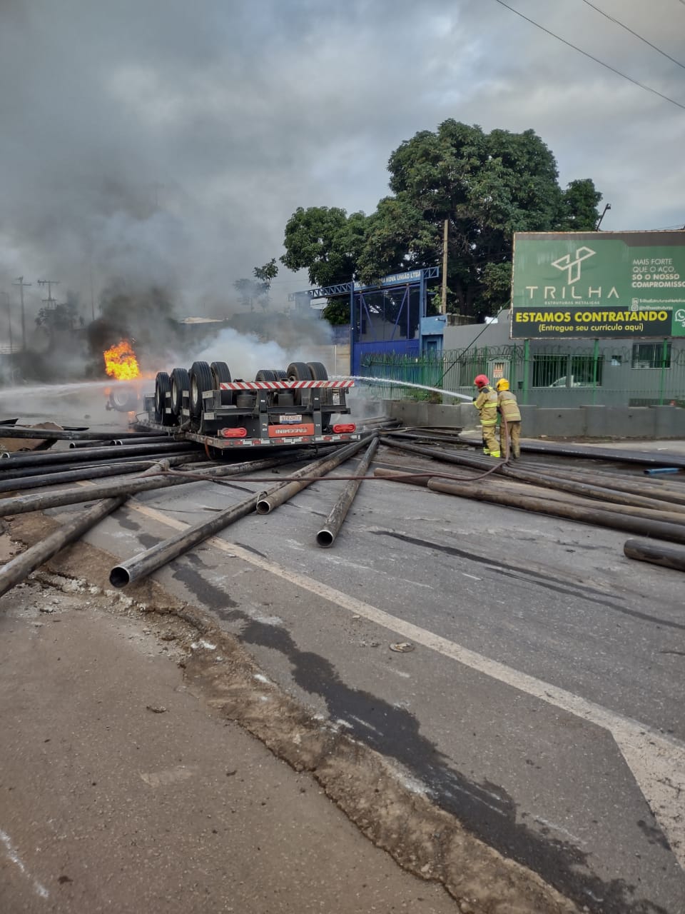 Carreta tomba, pega fogo e motorista morre carbonizado na Rodovia Fernão Dias - Foto: Divulgação/Corpo de Bombeiros