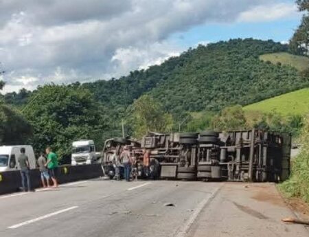 Caminhão tomba e fecha completamente trecho da Rodovia Fernão Dias, em Cambuí - Foto: Reprodução/Redes Sociais