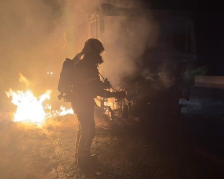 Motociclista morre carbonizado após acidente com caminhão em rodovia de MG - Foto: Divulgação/CBMMG