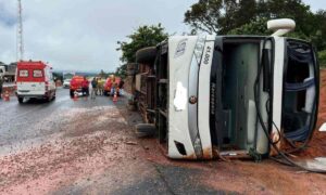 Ônibus tomba e jovem morre na hora em rodovia de MG - Foto: Divulgação/CBMMG