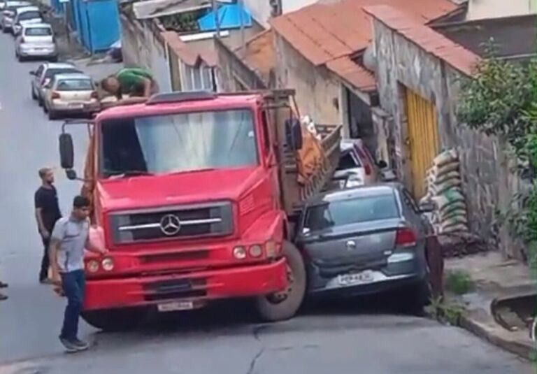 Caminhão atinge carros e casas em rua do bairro Aparecida, em BH - Foto: Reprodução/Redes Sociais