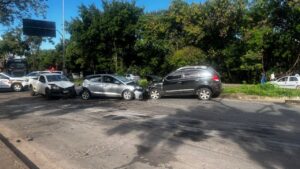 Acidente entre três carros deixa idosa ferida na Via 240, em BH - Foto: Divulgação/CBMMG