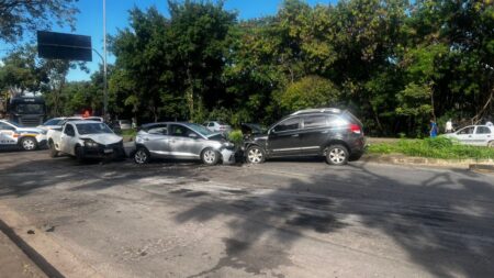 Acidente entre três carros deixa idosa ferida na Via 240, em BH - Foto: Divulgação/CBMMG