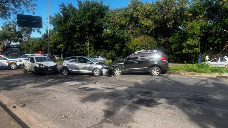 Acidente entre três carros deixa idosa ferida na Via 240, em BH - Foto: Divulgação/CBMMG