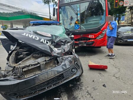 Quatro pessoas ficam feridas em acidente entre viatura da Polícia Civil e ônibus em Juiz de Fora - Foto: Divulgação/CBMMG