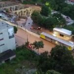Temporal alaga avenidas e arrasta carros em Venda Nova, em BH - Foto: Reprodução/Redes Sociais