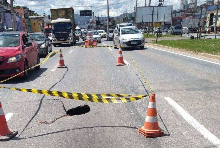 Buraco interdita faixas e complica trânsito na Avenida Cristiano Machado, em BH - Foto: Divulgação/BHTrans