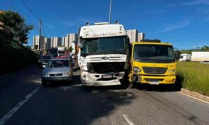 Batida entre caminhão e carreta trava trânsito na Via Expressa, em Contagem - Foto: Divulgação/Transcon