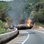 Caminhão tomba, pega fogo e motorista morre carbonizado na BR-251, em Fruta de Leite - Foto: Divulgação/CBMMG