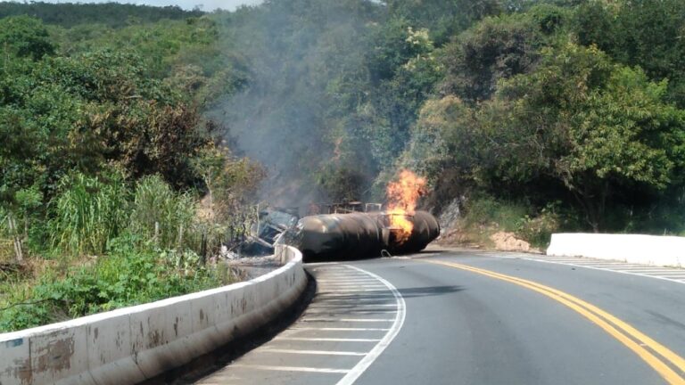 Caminhão tomba, pega fogo e motorista morre carbonizado na BR-251, em Fruta de Leite - Foto: Divulgação/CBMMG