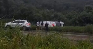 Ambulância capota e deixa feridos na BR-381, em Santa Luzia - Foto: Reprodução/Redes Sociais