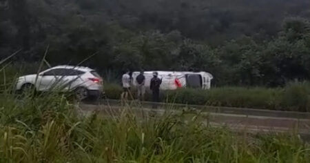 Ambulância capota e deixa feridos na BR-381, em Santa Luzia - Foto: Reprodução/Redes Sociais