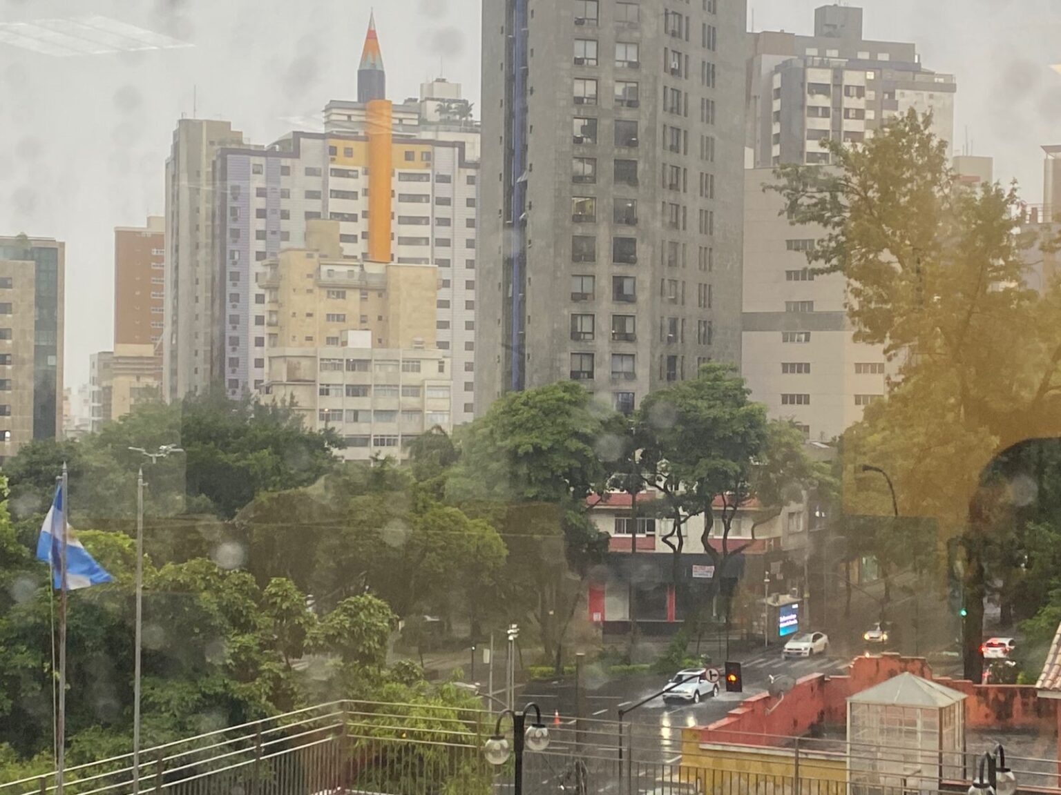 76 cidades de MG estão sob alerta de chuva intensa, ventos e granizo; veja quais