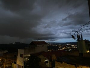 Chove extremamente forte em regiões de BH na noite desta segunda-feira (27) - Foto: Por Dentro de Minas