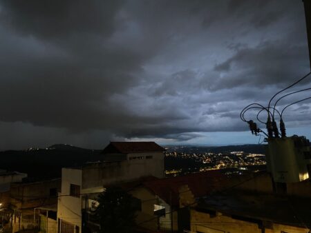 Chove extremamente forte em regiões de BH na noite desta segunda-feira (27) - Foto: Por Dentro de Minas