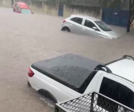 Temporal alaga ruas e arrasta carros em Divinópolis - Foto: Reprodução/Redes Sociais