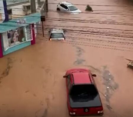 Temporal alaga ruas e arrasta carros em Nova Serrana - Foto: Reprodução/Redes Sociais